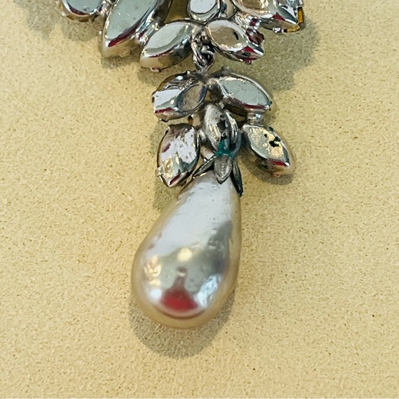 Vintage Silver Tone Crystal and Pearl Brooch Signed by Regency - Picture 6 of 8